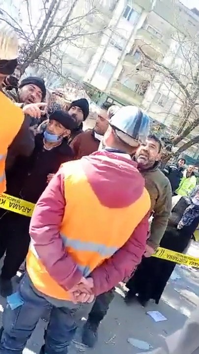 Halk çılgına döndü: "Benim canlarım orada yatarken, kasa çıkarma peşindeler, böyle adilik olamaz!"