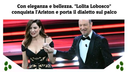 Скачать видео: Con eleganza e bellezza. Lolita Lobosco conquista il Festival di Sanremo e porta il dialetto sul palco