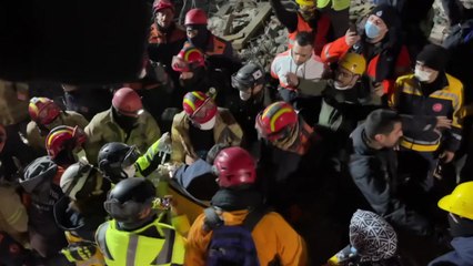 건물 밑 인기척에 "쉿 조용"...참혹한 항구 도시 가보니 / YTN