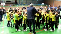 Leçon de clapping lors du tournoi des U1O orchestré par Michel Ettore, l'ancien gardien de Metz