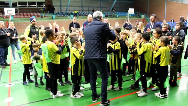 Leçon de clapping lors du tournoi des U1O orchestré par Michel Ettore, l'ancien gardien de Metz
