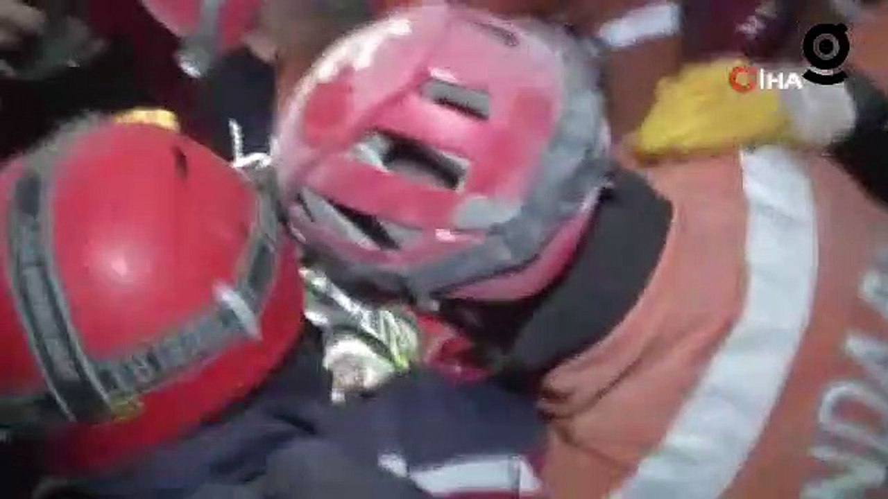 138 saat sonra enkazdan çıktı, umutla elini salladı, askerin elini öptü