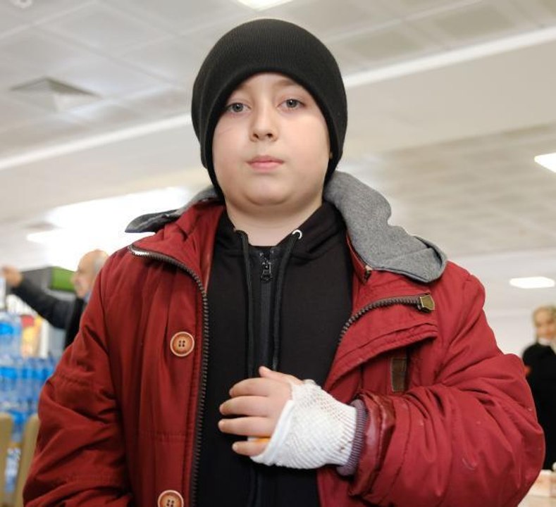 DEPREME UYANAN 11 YAŞINDAKİ TÜRKER: SAVAŞ OLUYOR SANDIM