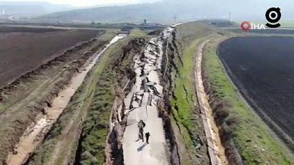 Depremin merkezinden korkunç görüntü: Yol yarıldı, devasa çatlaklar havadan görüntülendi