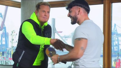 Zweimal "Nein" plus zweimal "Ja" macht Gold! Wackler Kiyan kriegt die goldene CD von Dieter Bohlen
