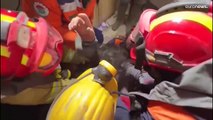 شاهد | لحظة إنقاذ طفلة في العاشرة بعد 147 ساعة تحت الأنقاض في أنطاكية المنكوبة