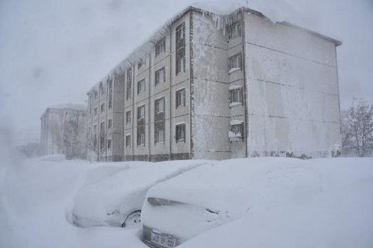 BİTLİS'TE KAR KALINLIĞI 3 METREYİ AŞTI, 317 KÖY YOLU KAPALI