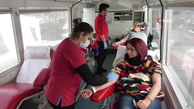 Çanakkale'de vatandaşlar deprem bölgesine kan bağışlıyor