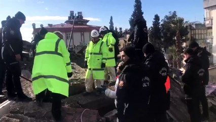 15 aylık Meryem 31 saat sonra enkazdan çıkartıldı