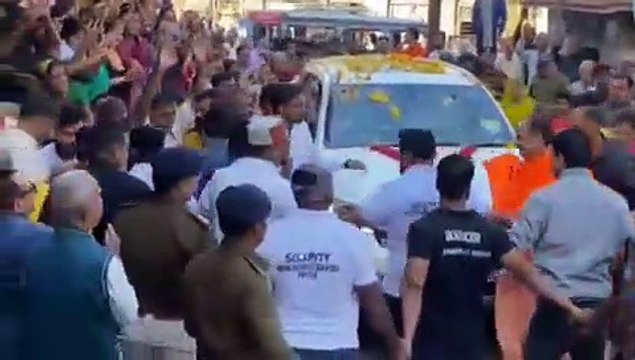 गोकुल चंद्रमा मंदिर पहुंचे पंडित प्रदीप मिश्रा, लगे हर हर महादेव के जयघोष