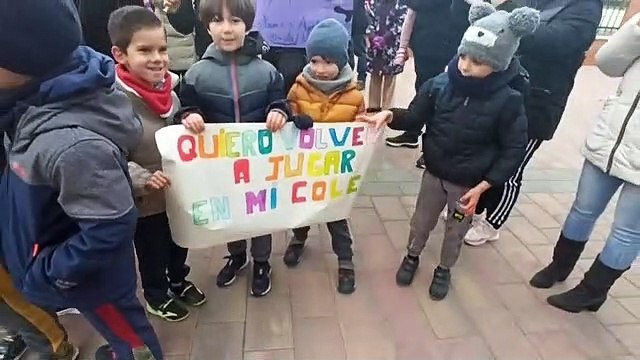Padres y alumnos protestan a la puerta del Colegio