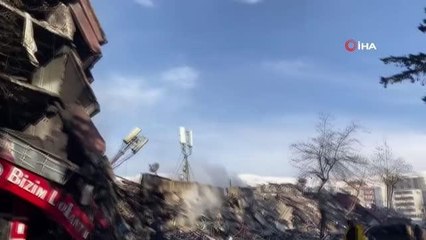 Kahramanmaraş'ta 3 kişinin olduğu belirlenen enkazda kurtarma çalışması başlatıldı