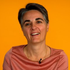 Célia, pédiatre, donne des conseils pour soulager les jeunes parents