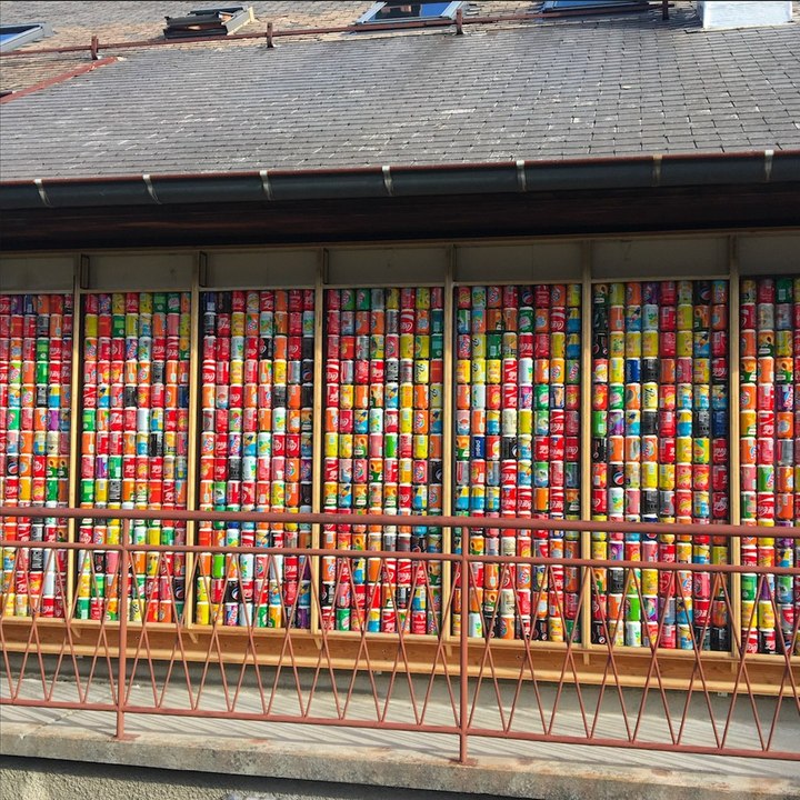 Fabien chauffe sa maison avec un chauffage fabriqué à base de canettes de soda