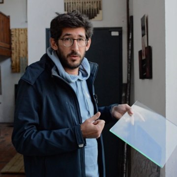 Julien a créé la lumière de verre, une technique de protection à partir de diapositives en verre