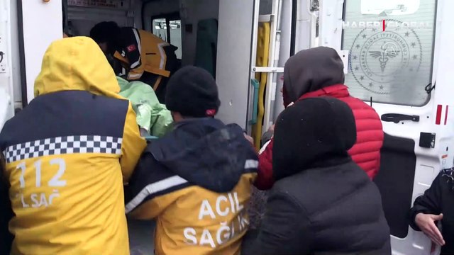 Duygu dolu anlar... Depremde enkaz altından çıkartılan kadının 33 saat sonra kocası da kurtarıldı