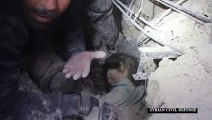 انتشال طفل على قيد الحياة من تحت أنقاض مبنى في جنديرس