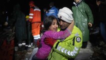 Séismes en Turquie et en Syrie : course contre la montre et le froid pour sauver les rescapés
