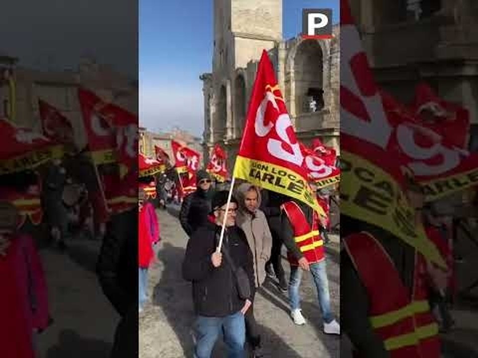 Réformes des retraites à Arles : le cortège devant les arènes