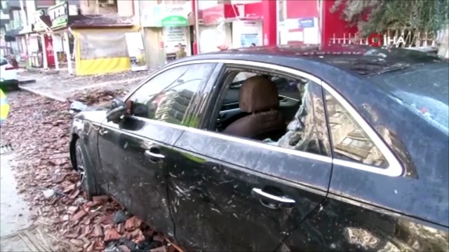 Depremde yıkılan binaların içinde kurtarılmayı beklediler