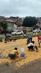 Acidente no Anel: população saqueia carga de milho espalhada na pista