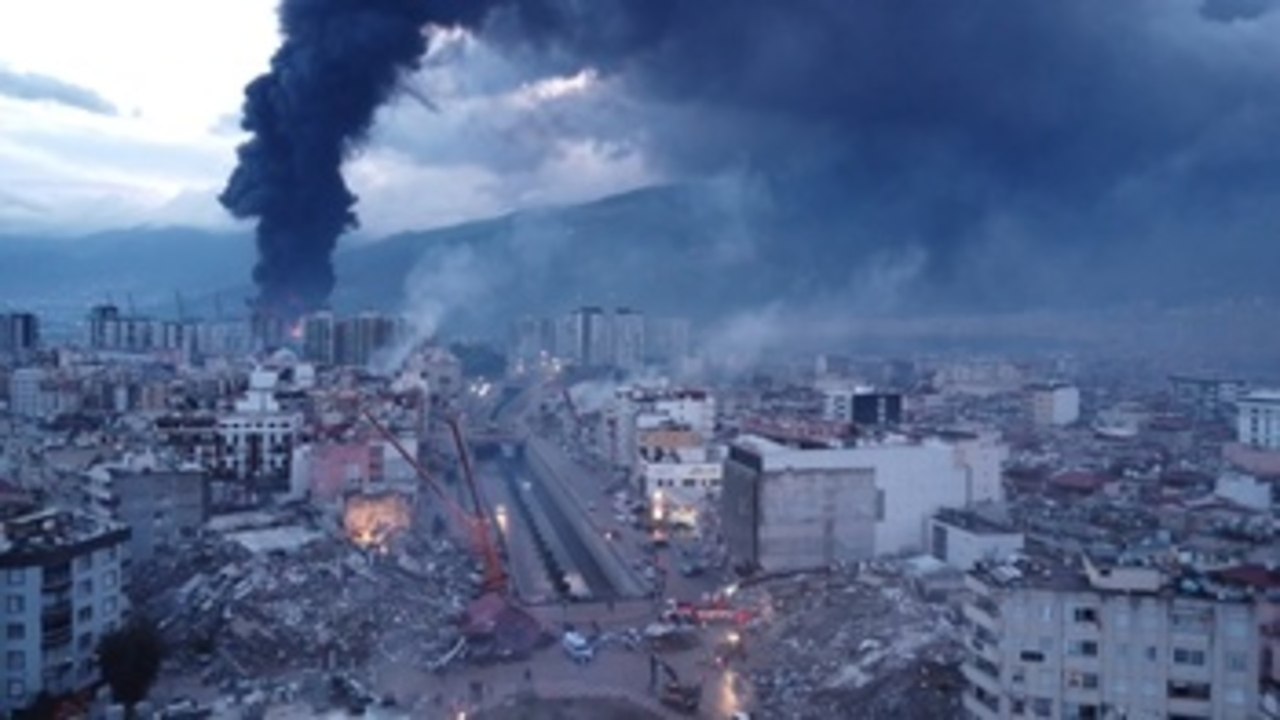 Casi 5.000 muertos en Turquía y Siria tras devastadores terremotos