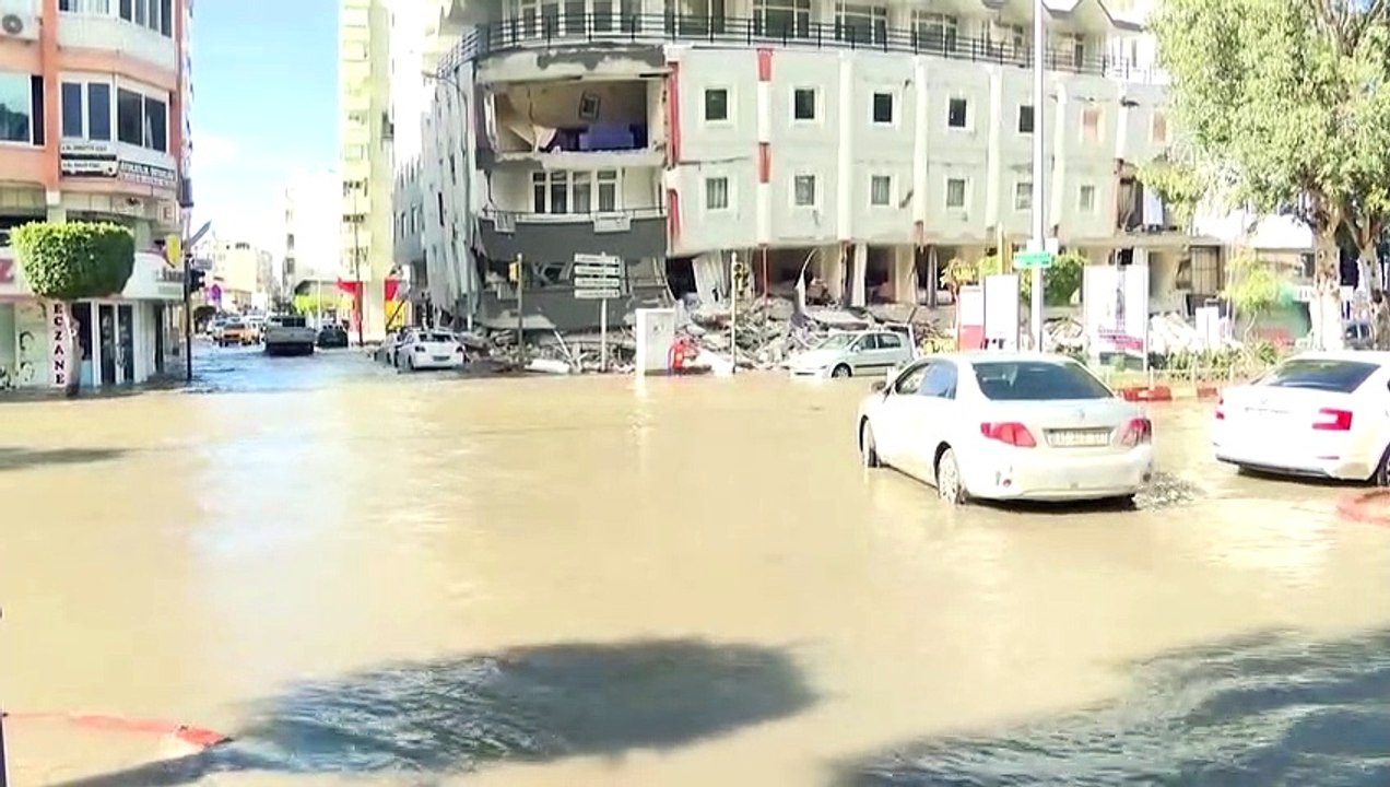 Depremin büyük yıkıma uğrattığı Hatay’da caddeler sular altında kaldı