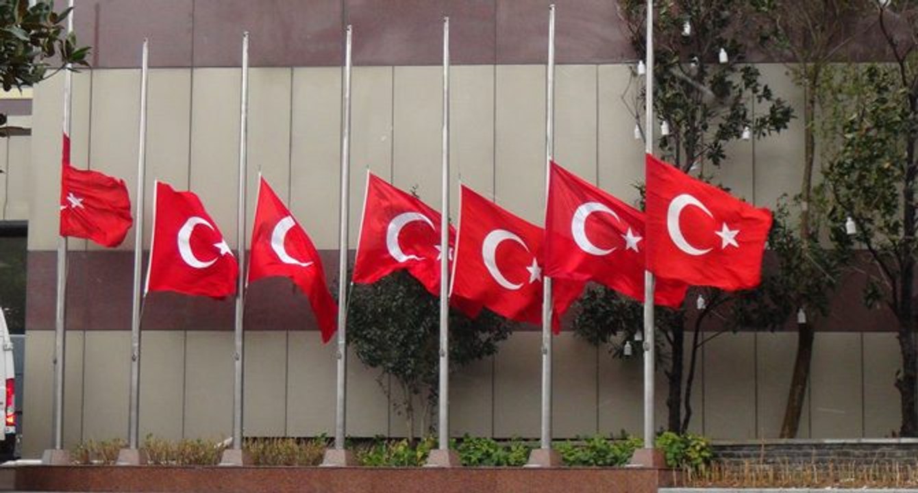 İstanbul’da bayraklar yarıya indirildi