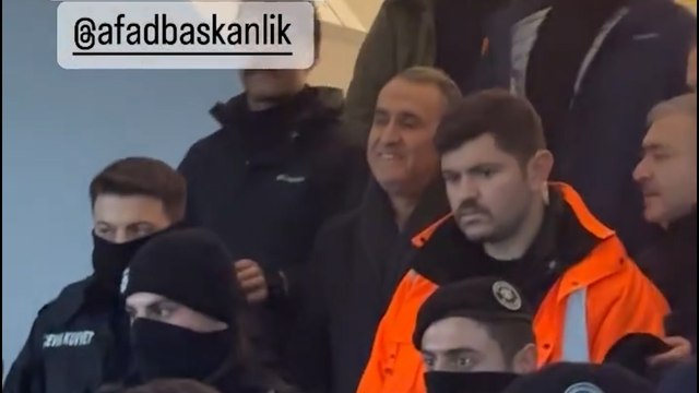 Adıyaman Valisi, halkın yardım protestosunu gülerek izledi