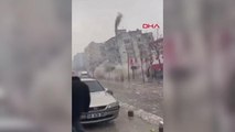 Kahrmanmaraş'ta 6 katlı bina yıkılırken bacasından çıkan duman dikkat çekti