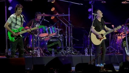 Hombres G y Enanitos Verdes - Huevos Revueltos - En Vivo | movie | 2018 | Official Clip