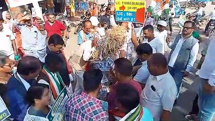 कांग्रेस ने मोदी सरकार के विरोध में पुतला दहन कर किया प्रदर्शन