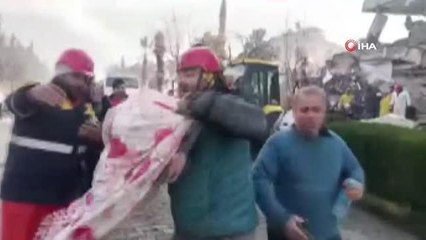 Enkaz altındaki 2 aylık bebek böyle kurtarıldı