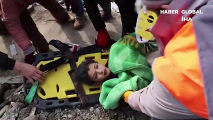 Kahramanmaraş’ta 32 saat sonra gelen mutluluk: Kardeşinin ardından o da kurtarıldı