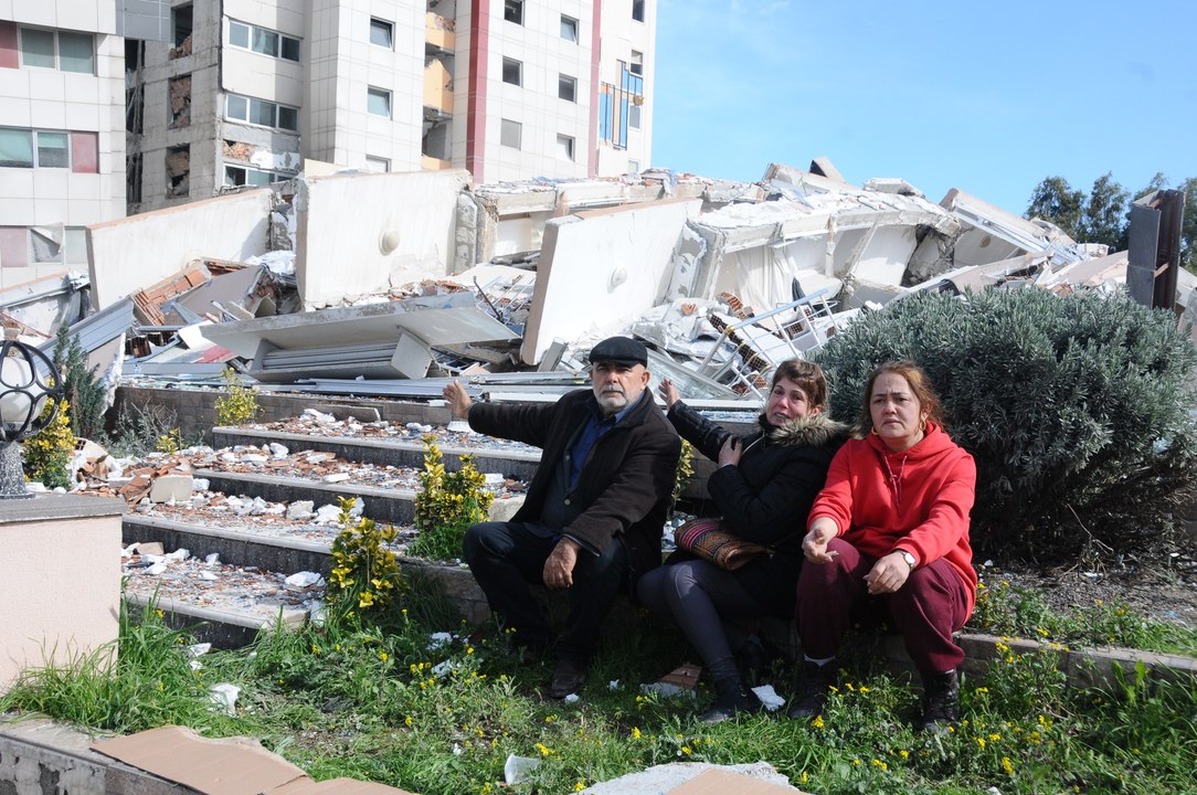 Çaresiz bekleyiş: İçeride 100’e yakın kişi var, kimse kurtarmıyor