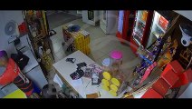 Dona de distribuidora de bebidas implora para assaltantes que invadiram o local; câmera flagrou ação