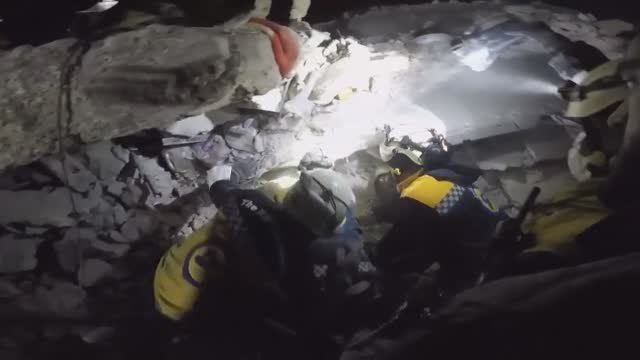Rescatan con vida a un niño atrapado entre los escombros en Siria