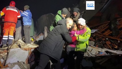 Intensos trabajos de búsqueda y rescate en Siria y Turquía