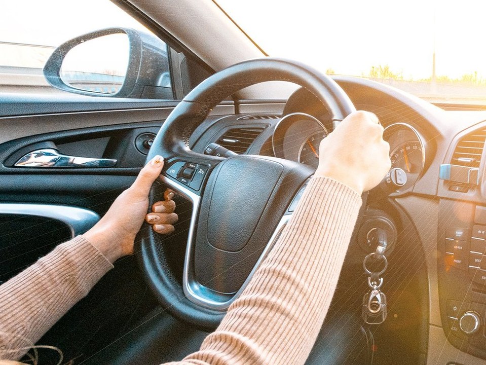 Autofahren im Winter: Mit oder ohne Jacke?