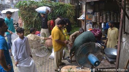 Pakistanis struggle to make ends meet amid economic turmoil