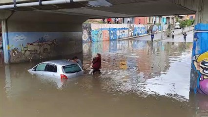 Mujer de la tercera edad es rescatada de su vehículo tras quedar atrapada en la inundación