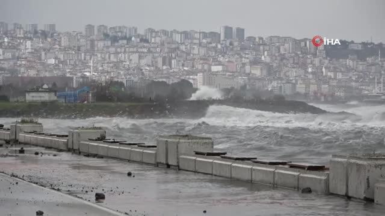 Karadeniz'de dev dalgalar... 8-9 metreyi bulan dalgalar sahili taşla doldurdu