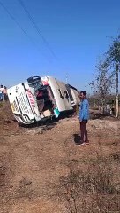 बस पलटी, बाईस यात्री हुए घायल