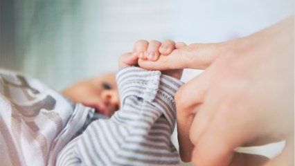Ce couple fait appel à une mère porteuse, mais refuse de reconnaître le bébé en le découvrant