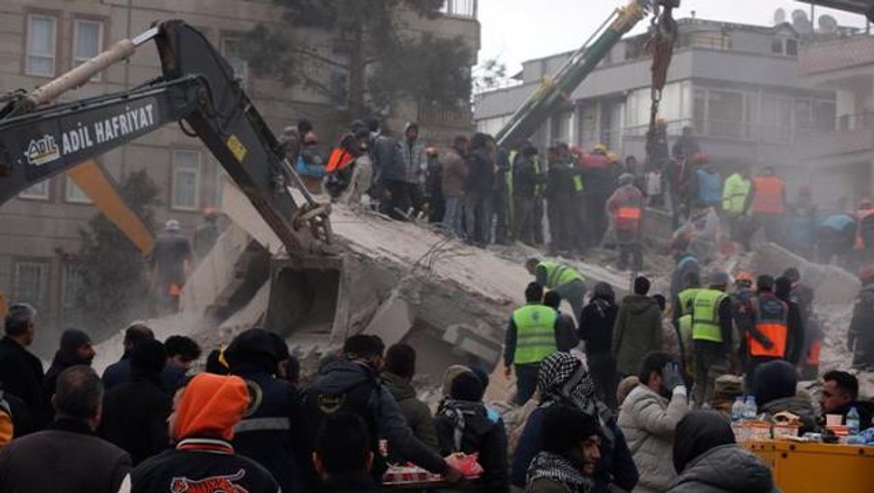 Son Dakika: 10 ili vuran depremde bilanço her geçen dakika ağırlaşıyor! Hayatını kaybedenlerin sayısı 3.703'e yükseldi