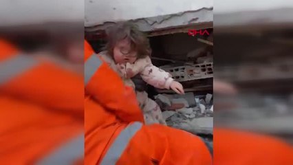 İTFAİYE PERSONELİ GÖÇÜK ALTINDAKİ BEBEĞİ 'TAMAM KUZUM, GİDELİM' DİYE KURTARDI