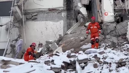 Descargar video: Mehmetçik, enkazda arama-kurtarma çalışmalarına aralıksız devam ediyor