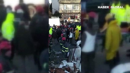 "Kuzum" diye öperek battaniyeye sardı... 1 yaşındaki bebeği enkazdan böyle kurtardılar