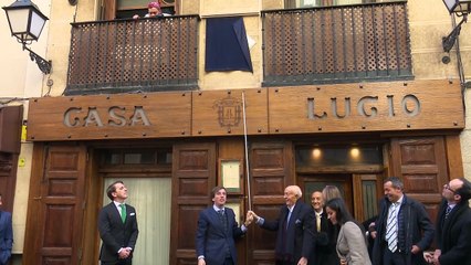 El desternillante y viral momento de Almeida al descubrir la placa en honor a Lucio Blázquez