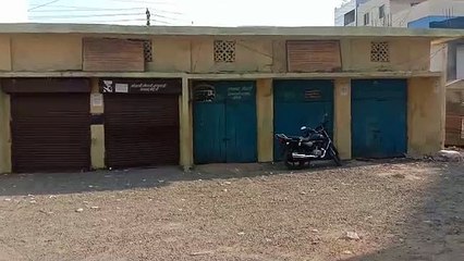 राशन दुकानों में लटका ताला